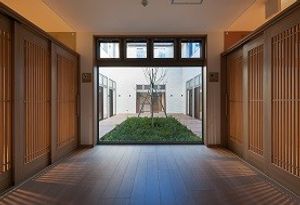 緑が見える廊下