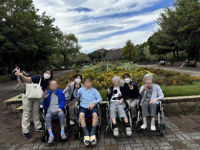 開放的な庭園の風景 庭 自然豊かな庭園では、利用者がゆったりリラックスできる環境が整っています。リフレッシュに最適です。