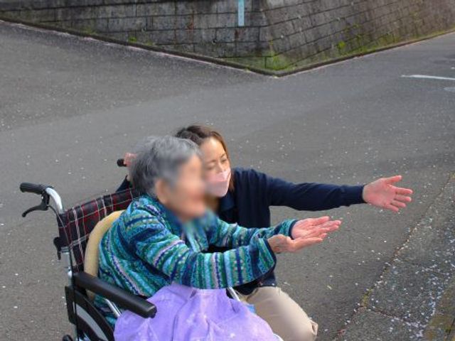 外で談笑する様子 庭 ゆったりとした屋外のひとときを楽しむ姿が見られる庭です。温かい交流の場が広がります。