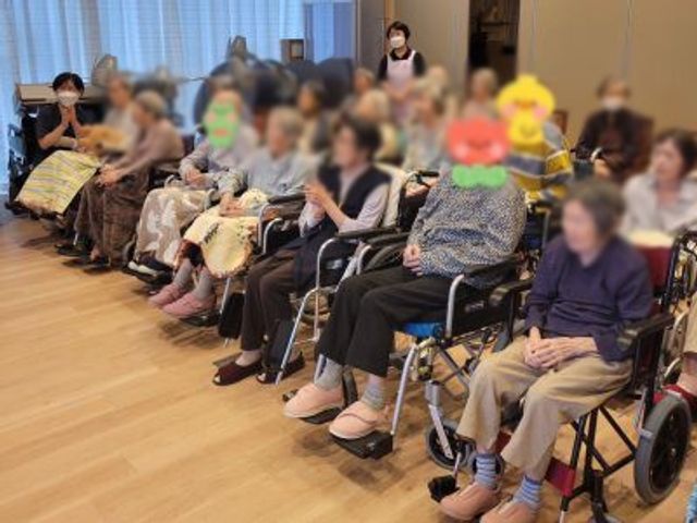 人々の集う空間 ラウンジ 広々としたラウンジで、皆さんがリラックスした雰囲気の中、和やかな時間を過ごしています。