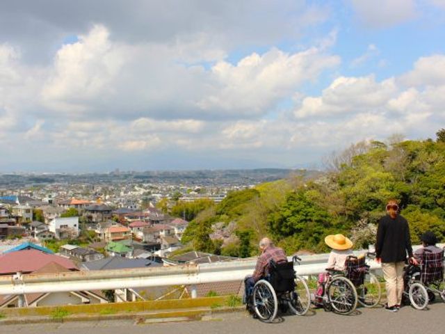 ゆったり散歩する場所 中庭 車椅子の方々が、広々とした眺望を楽しむ場です。心地よい風と共に会話と安らぎの時間を。