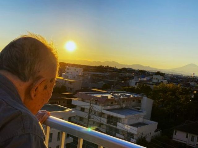 夕陽を見る人 テラス ゆったりとした空間のテラスで、夕陽を眺める穏やかなひと時をご提供します。