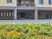 花壇前の建物外観  