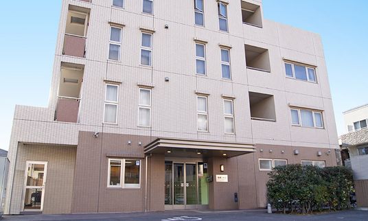 白い外壁の施設建物
