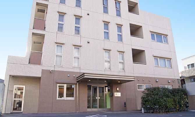 白い外壁の施設建物
