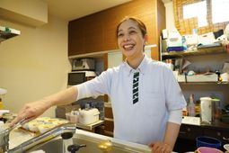 笑顔のスタッフとキッチン