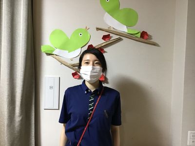 笑顔のスタッフと装飾