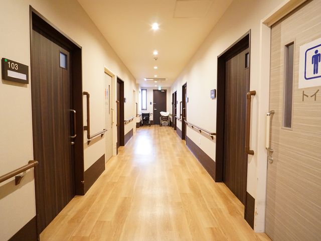 廊下に面した居室の扉 廊下 手すりが整備された明るい廊下です。安全で心地よい環境でお仕事ができる空間が広がっています。