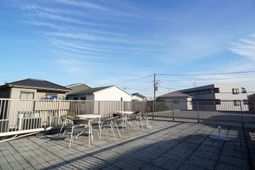 テーブルと椅子のあるテラス