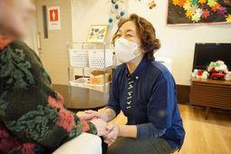 笑顔で手をつなぐスタッフ