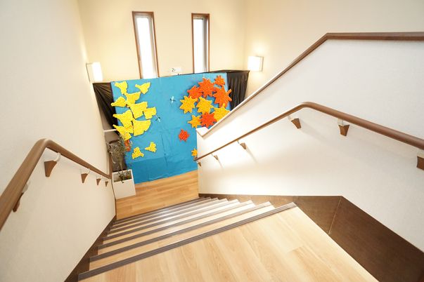 色鮮やかな壁飾りの階段
