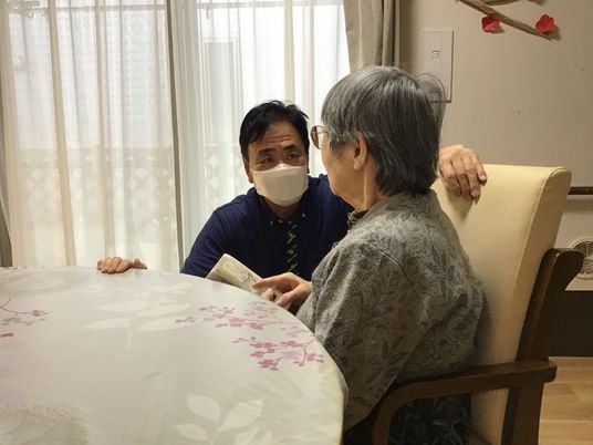 仕事中のスタッフの様子