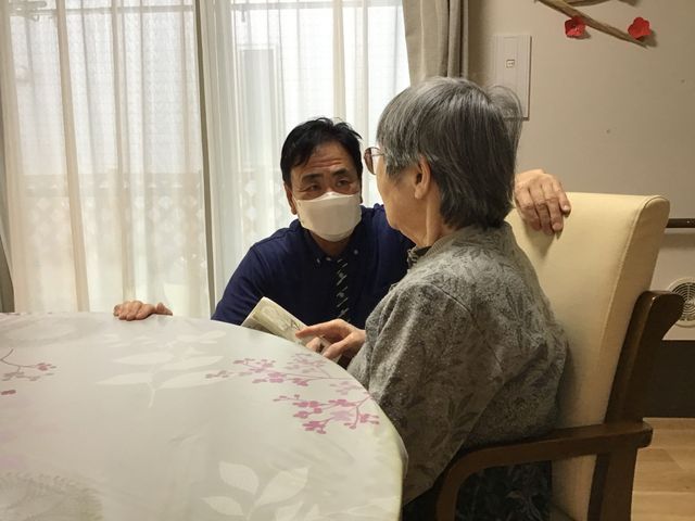 仕事中のスタッフの様子 食堂 円滑なコミュニケーションを大切にし、利用者様一人一人に寄り添う仕事に、あなたも挑戦しませんか。