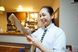 笑顔のスタッフキッチンに立つ