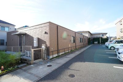 茶色の壁の建物外観