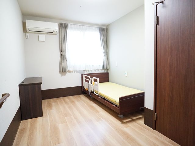 清潔な居室の風景 居室 広々とした清潔感のある居室です。明るい窓辺には、日々の生活に安らぎを与える空間が広がっています。
