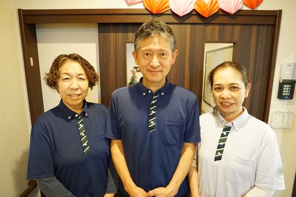 笑顔のスタッフ三人