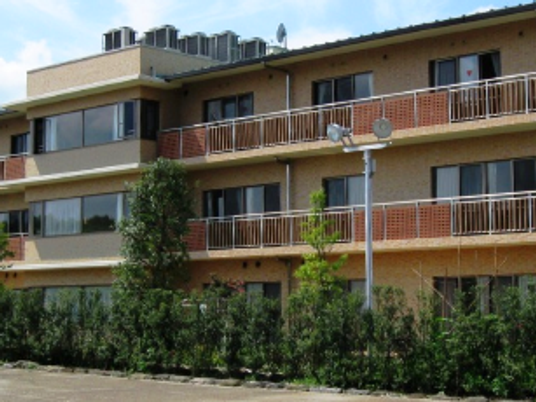三階建ての建物外観  