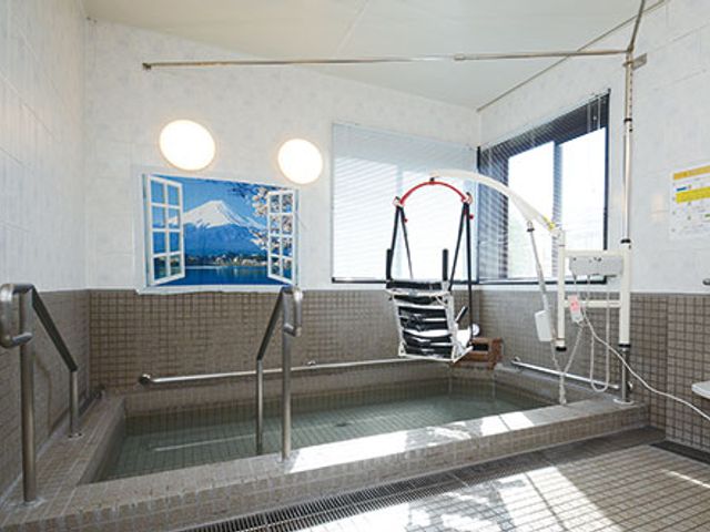 リフト付き浴室 浴室 光が差し込む解放的な浴室です。リフトが設置されており、介助が必要な方にも安心です。
