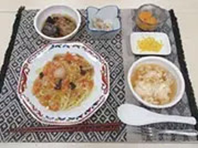 お食事の例 料理 彩り豊かで美味しそうな献立です。おいしい食事ひとつが生活の楽しみを増やします。