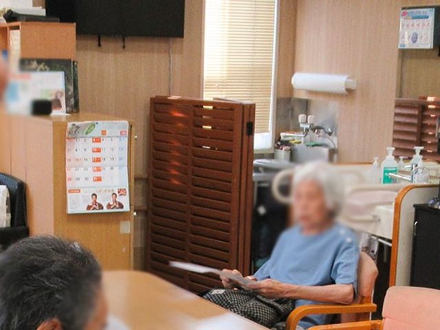 ラウンジの様子 ラウンジ 自然光が差し込む広々とした空間で、リラックスしながら会話が楽しめます。