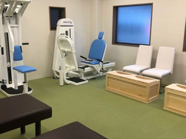 機能訓練用の部屋 機能訓練室 広々とした明るい部屋で、リハビリ器具が充実しています。快適な環境でのサポートが可能です。