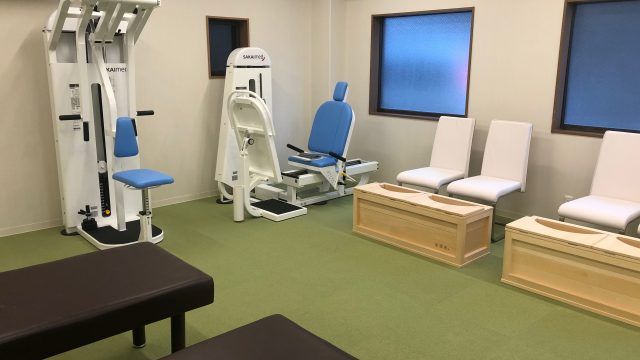機能訓練用の部屋 機能訓練室 広々とした明るい部屋で、リハビリ器具が充実しています。快適な環境でのサポートが可能です。