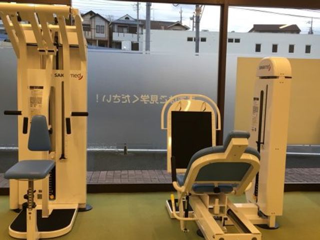 トレーニング器具のある室内 機能訓練室 自然光が差し込む明るい空間で、最新のトレーニング機器を使ってリハビリが可能です。