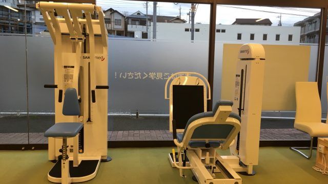 トレーニング器具のある室内 機能訓練室 自然光が差し込む明るい空間で、最新のトレーニング機器を使ってリハビリが可能です。