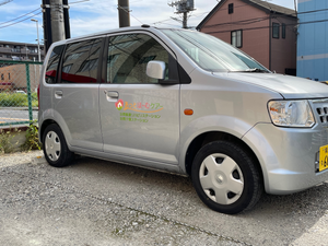 送迎車が停まる駐車場  