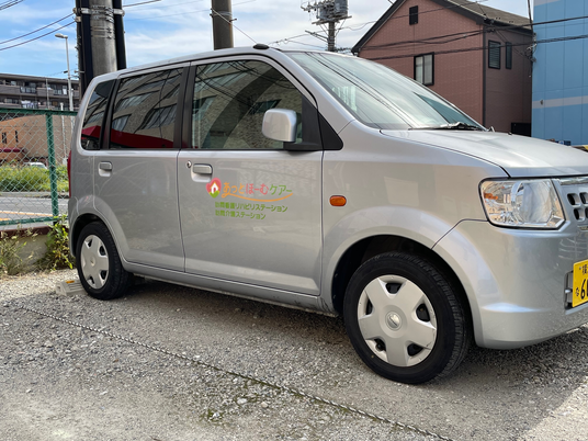 送迎車が停まる駐車場  