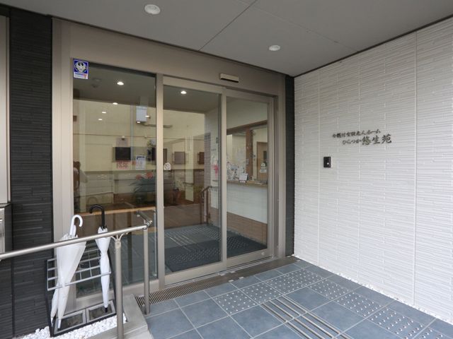 入口の様子 玄関 清潔感あるエントランスは、手すり付きで誰もが安心して出入りできます。明るさと開放感で迎える空間が特徴です。