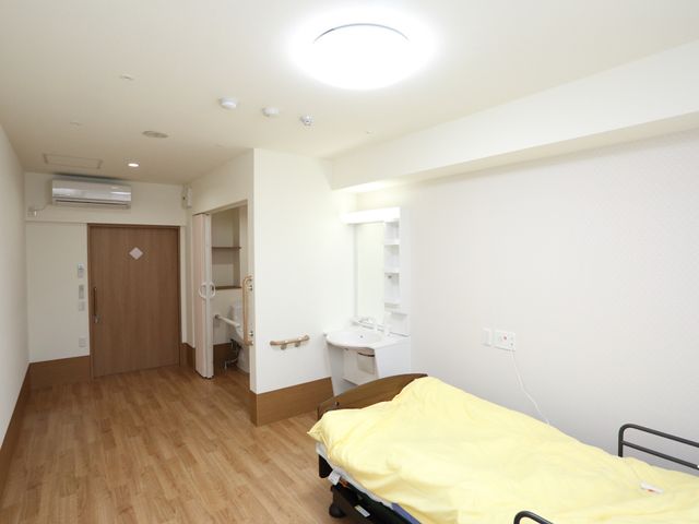 清潔感のある居室 居室 明るく清潔感のあふれる居室は、入居者の快適な生活空間を提供しています。手すりや洗面設備も整い、機能的に配慮されています。
