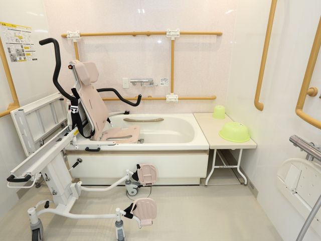 バリアフリー設計の浴室 機械浴室 利用者のニーズに応える機能的な浴室が整っており、安全に配慮された設計で安心してお使いいただけます。