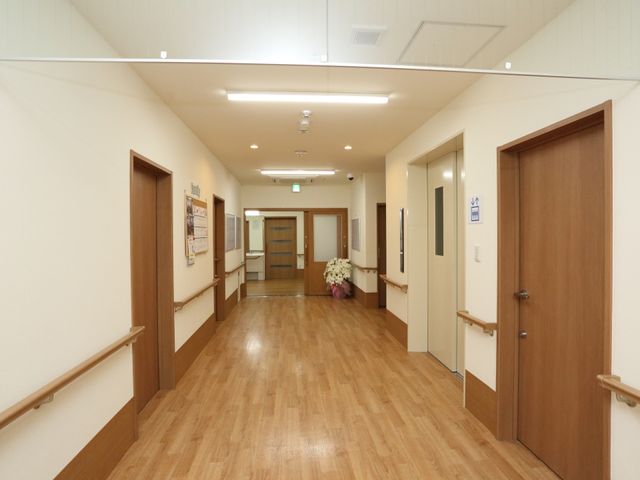 廊下の安心設計 通路 手すりを完備した明るい廊下は、歩行に不安を感じる方でも安心して移動ができる環境を整えています。