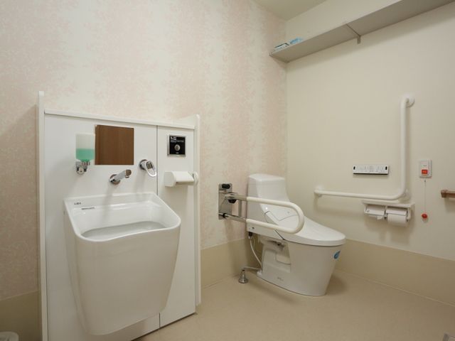 バリアフリーな洗面トイレ トイレ 使いやすさを考えた洗面所とトイレです。安全で快適にご利用いただけるように、手すりが設置されています。