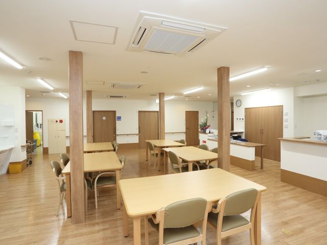 広々とした明るい食堂 リビング ゆったりとしたスペースの食堂です。清潔感のあふれる環境で、食事の時間も楽しいひと時となることでしょう。