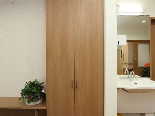 清潔感のある居室風景 玄関ホール モダンなデザインの家具と温かみのある配色でまとめられたスペースです。心地よい時間を過ごせる居室が備わっています。