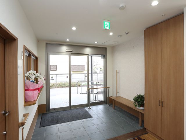 入口付近の広々とした廊下 玄関ホール 広く明るい入口は、訪れる方々のアクセスを考慮した設計です。ベンチで一息つけるスペースもあります。