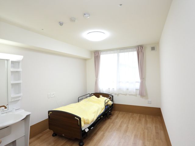 清潔な個室の居室 居室 ゆとりある空間の個室で、日当たりも良好です。安らぎのある生活をご提供しております。