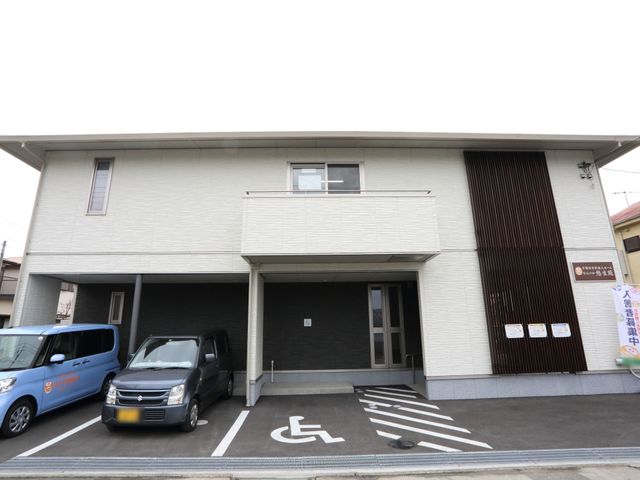 施設の正面入口 駐車場 広々とした駐車スペースが確保された明るいエントランスで、毎日が快適に始まる環境が整っています。
