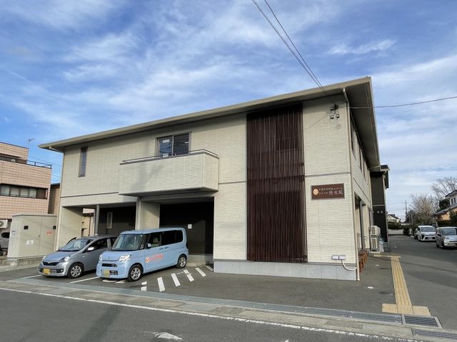 しっかりとした造りの建物正面 外観 清潔感のある外観は、日々の暮らしに安心を感じさせてくれます。明るいエントランスが迎えてくれる、心地よい環境です。