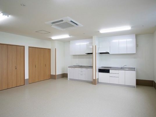 明るい清潔な共用キッチン