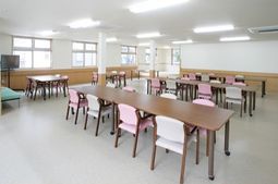 明るい食堂の様子