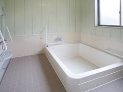 手すり付き浴槽