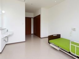 明るい居室の様子