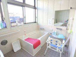 明るい浴室の設備