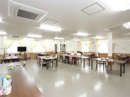 広々とした明るい食堂