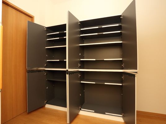 開いた収納家具
