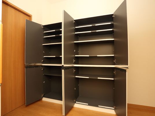 開いた収納家具